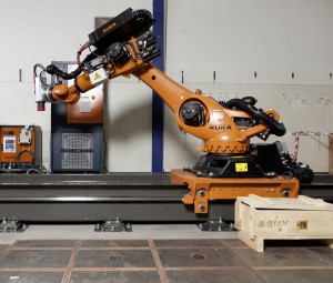 Der Knickarm-Roboter der Kuka Roboter GmbH aus Augsburg soll zum Schleifen und Fräsen von Turbinen eingesetzt werden. (Foto: Patrick Kälin)