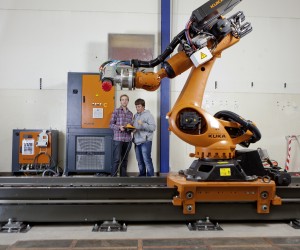 Student David Guthörl (l) und Assistent Alexander Imoberdorf (r) von der Abteilung Maschinentechnik machen sich mit der Bedienung des neuen Knickarm-Roboters vertraut. (Foto: Patrick Kälin)