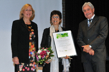 Patrizia Rossi mit der Laudatorin und Mitglied des Kuratoriums Eva Pongratz (links). Rechts: Andreas Adank, Stiftungsrat der Binding Stiftung und Mitglied des Kuratoriums des Binding-Preises.