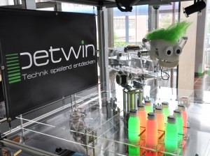 Studierende der Hochschule Luzern entwickelten im Rahmen des Wettbewerbs darwin21 den Roboter «Petwin», der mit leuchtenden PET-Flaschen TicTacToe spielt.