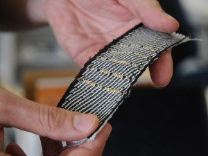 Das Stoffband enthält eingewobene Leiterbahnen und elektronische Bauteile wie Temperatursensoren. (Bild: Peter Rüegg / ETH Zürich)