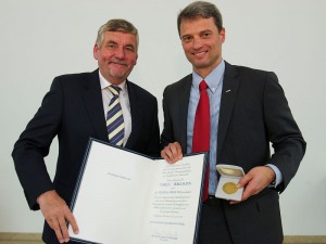 Prof. Andreas Hierlemann (rechts) anlässlich der Preisverleihung. (Bild: Jose Poblete / Dechema)